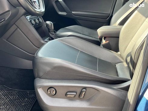 Volkswagen Tiguan 2018 синий - фото 33