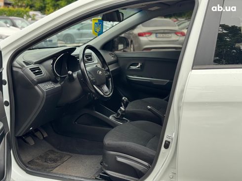 Kia Rio 2013 белый - фото 18