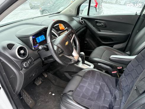 Chevrolet Trax 2016 белый - фото 16