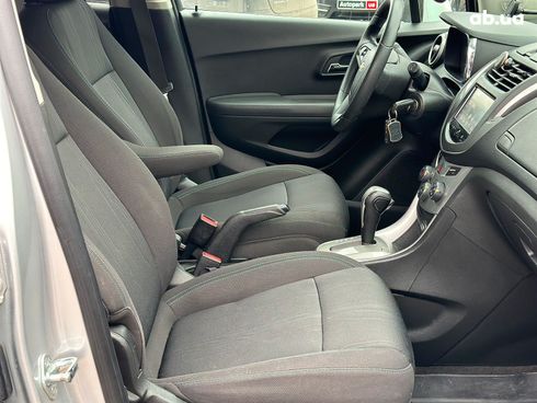 Chevrolet Trax 2016 серый - фото 21
