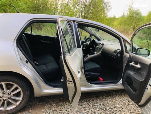 Toyota Auris 2010 серебристый - фото 5