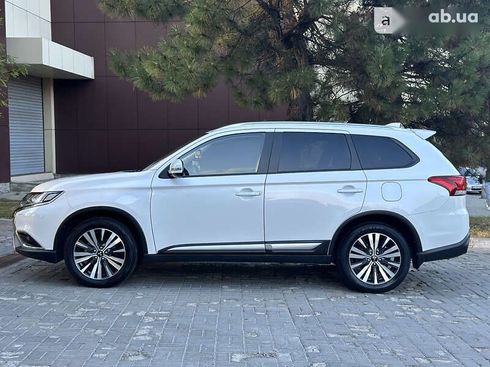 Mitsubishi Outlander 2019 - фото 8