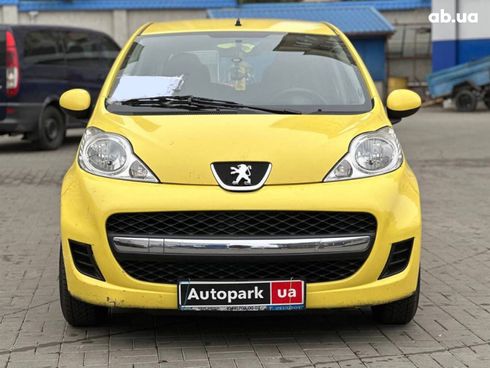 Peugeot 107 2011 желтый - фото 17