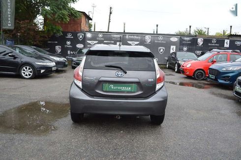 Toyota Prius C 2012 - фото 7