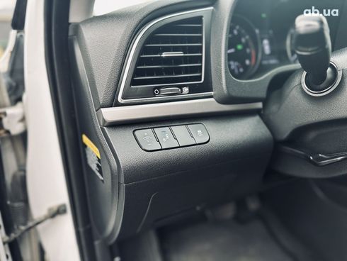 Hyundai Elantra 2016 белый - фото 15