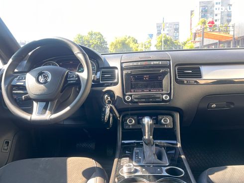 Volkswagen Touareg 2015 белый - фото 10