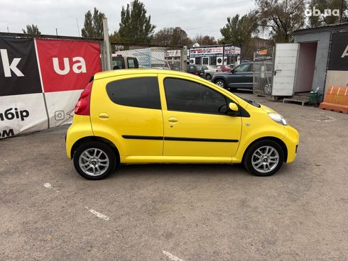 Peugeot 107 2011 желтый - фото 6