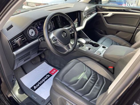 Volkswagen Touareg 2019 черный - фото 12