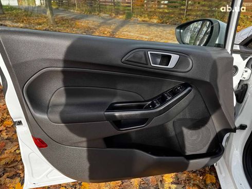 Ford Fiesta 2017 белый - фото 10