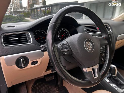 Volkswagen Jetta 2013 бежевый - фото 11