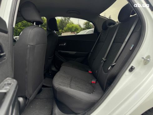 Kia Rio 2013 белый - фото 36