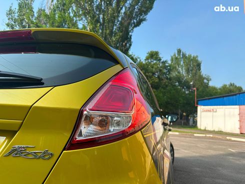 Ford Fiesta 2014 желтый - фото 14