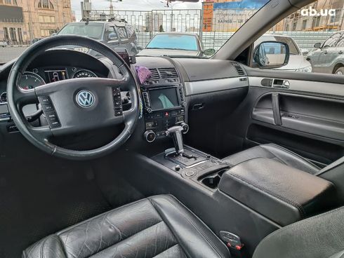 Volkswagen Touareg 2005 черный - фото 21