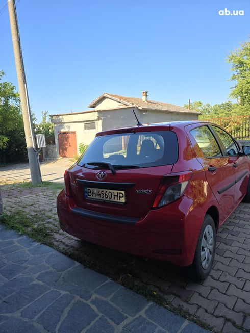 Toyota Yaris 2012 красный - фото 3
