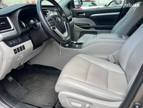 Toyota Highlander 2019 серый - фото 32