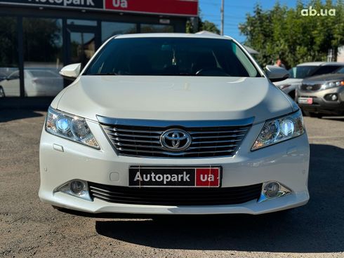 Toyota Camry 2014 белый - фото 2