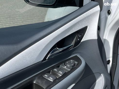 Chevrolet Bolt 2020 белый - фото 15