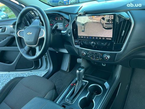 Chevrolet Traverse 2017 серый - фото 42