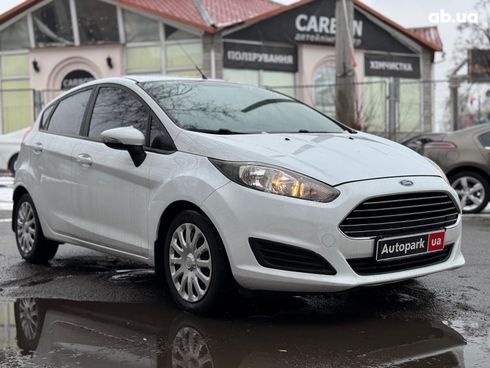 Ford Fiesta 2014 белый - фото 35