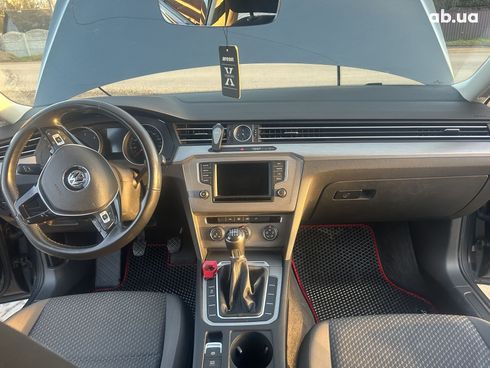 Volkswagen Passat 2016 серый - фото 15
