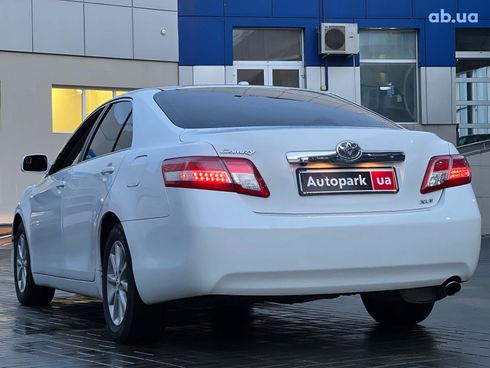 Toyota Camry 2010 белый - фото 17