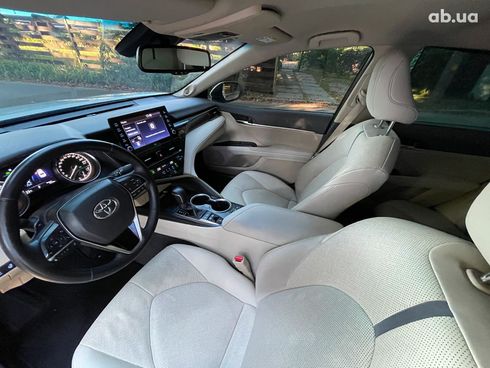 Toyota Camry 2022 белый - фото 36