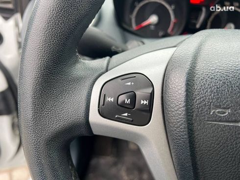 Ford Fiesta 2012 белый - фото 24