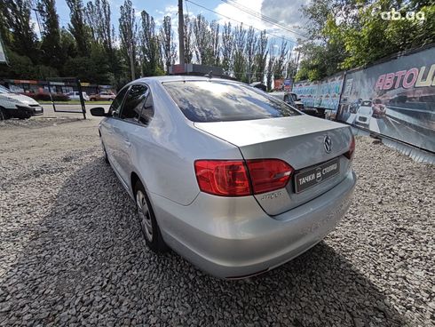 Volkswagen Jetta 2014 серебристый - фото 6