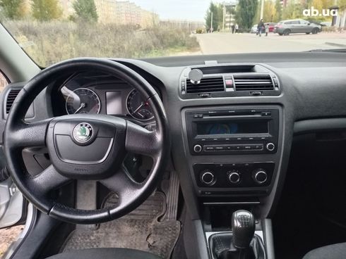 Skoda Octavia 2011 серебристый - фото 6