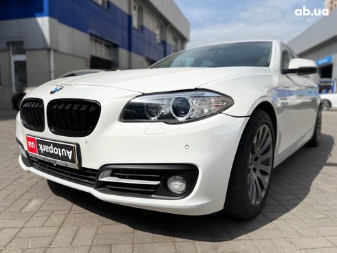 BMW 5 серия 2015 белый - фото 9