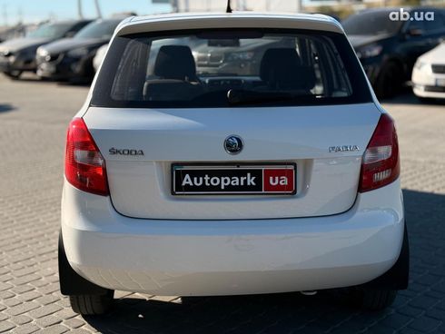 Skoda Fabia 2013 белый - фото 9