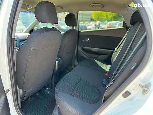 Kia Rio 2013 белый - фото 10