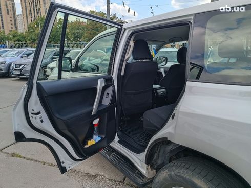 Toyota Land Cruiser Prado 2018 белый - фото 12