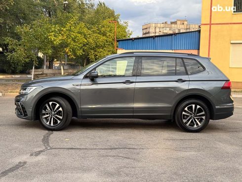 Volkswagen Tiguan 2023 серый - фото 2