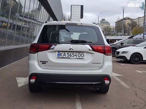 Mitsubishi Outlander 2017 - фото 6