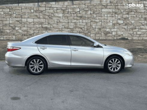 Toyota Camry 2016 серебристый - фото 4