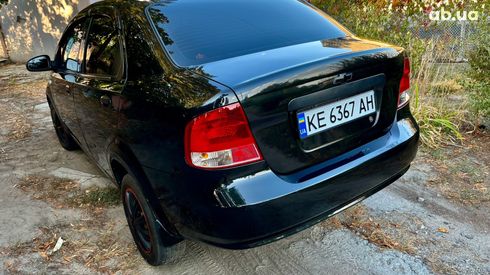 Chevrolet Aveo 2005 черный - фото 6