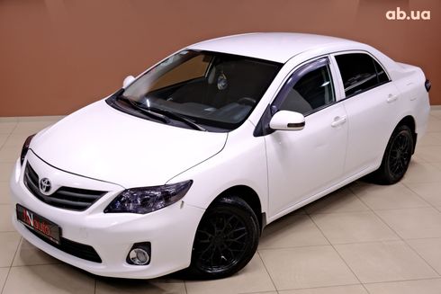 Toyota Corolla 2011 белый - фото 2