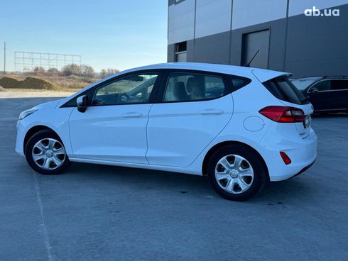 Ford Fiesta 2018 белый - фото 12