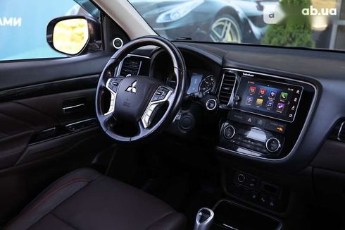 Mitsubishi Outlander 2017 - фото 11