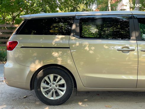 Kia Sedona 2016 бежевый - фото 8