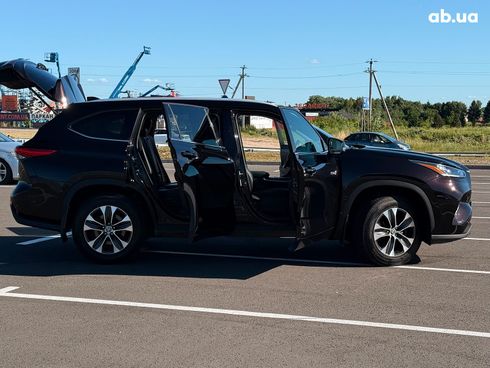 Toyota Highlander 2021 коричневый - фото 30