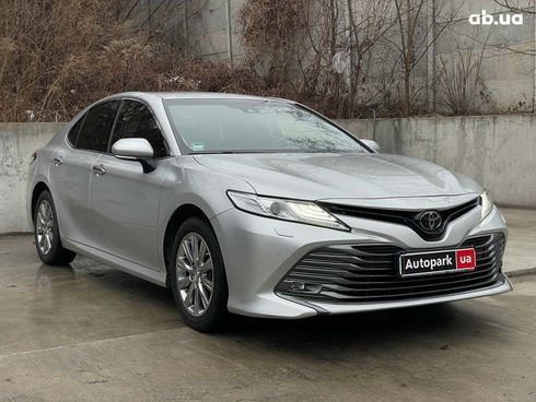 Toyota Camry 2018 серый - фото 3