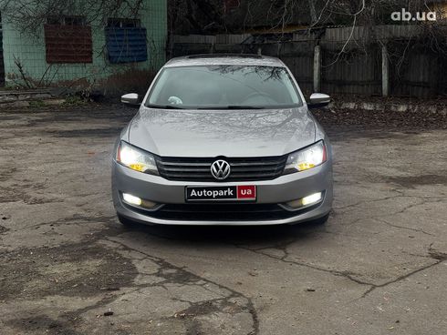 Volkswagen Passat 2013 серый - фото 2