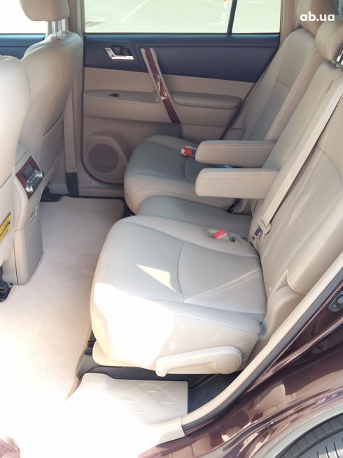 Toyota Highlander 2012 красный - фото 12