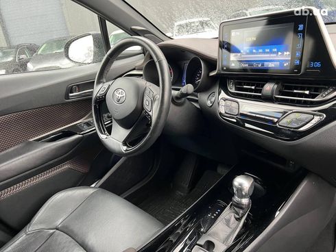 Toyota C-HR 2017 серый - фото 40