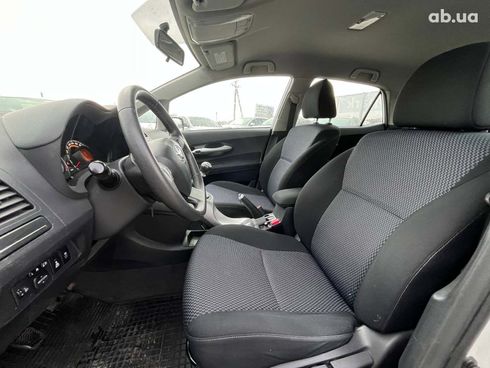 Toyota Auris 2010 белый - фото 19