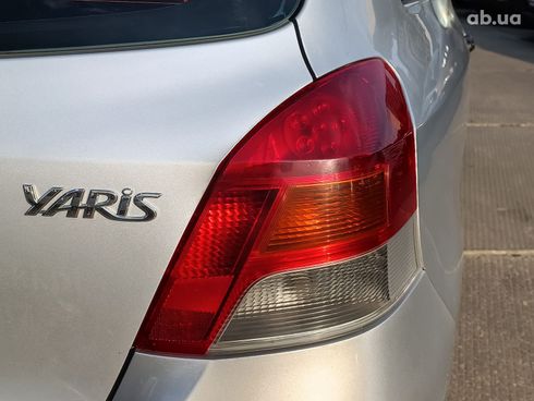 Toyota Yaris 2009 серый - фото 10