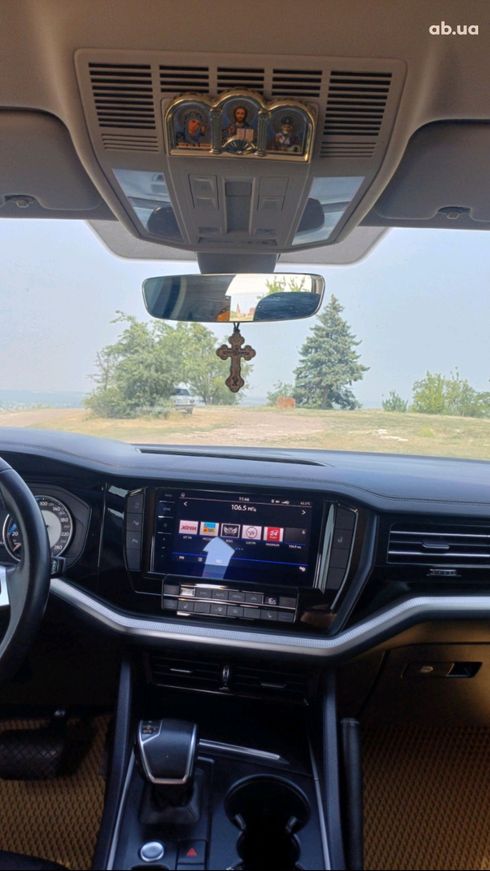 Volkswagen Touareg 2019 серый - фото 12
