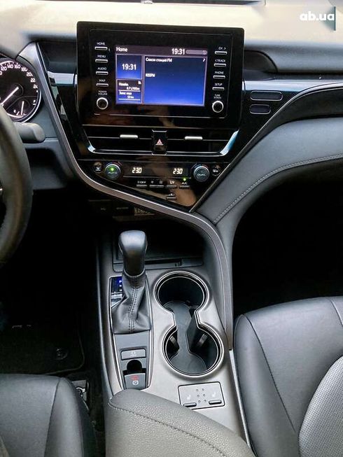 Toyota Camry 2021 - фото 10